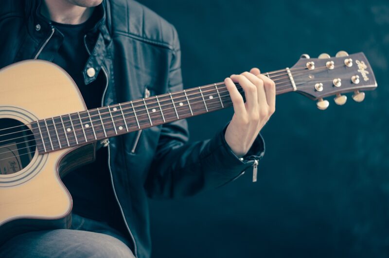Come usare il capotasto per chitarra